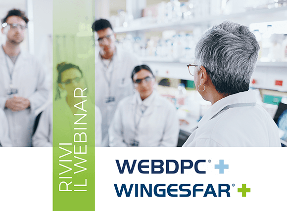 Personale del laboratorio in camice bianco di spalle con l'iscrizione 'Rivivi il Webinar' e i loghi 'WebDPC' e 'Wingesfar'